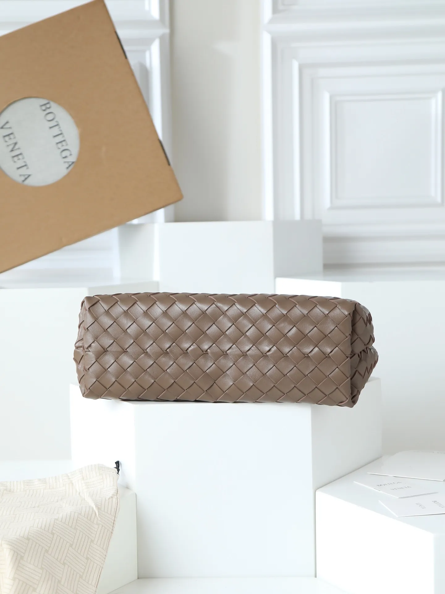 1550. Andiamo is shipping‼ ️Really popular🔥The new Andiamo woven handbag launched by Bottega Veneta this season is really popular all over the world! ! Celebrities at home and abroad have worn it, and Oscar-winning actress Michelle Yeoh has taken it out on the street. Song Jia, Trai Yala, Yu Feihong, Sanji Ayaka, Rosie Hunting-Whiteley, Yoshioka Riho, etc. have all worn this bag. It is classic and versatile and shows off your temperament, and the bag capacity is also large, which is very convenient for daily commuting! ! A variety of carrying methods, the shoulder straps can be adjusted by yourself, the original lambskin feels soft and delicate, and the unisex style breaks gender boundaries and brings a more practical and longer-lasting use experience. Andiamo, which has both elegant and casual styles, perfectly interprets the true appearance of "fashionable old money style". Style number: 766016 Size: 32*24*12